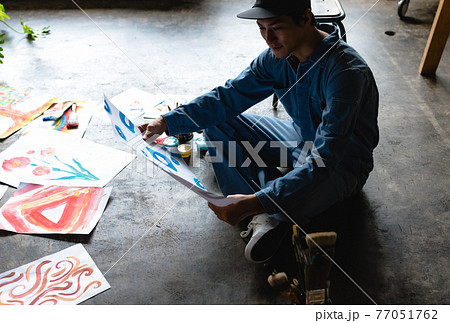 男性画家のアトリエ 77051762