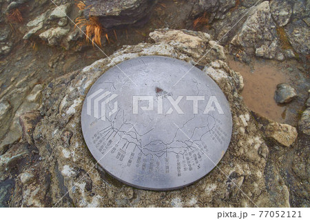 秋の群馬県谷川岳 トマノ耳山頂にある方位盤 秋の群馬県谷川岳 トマノ耳山頂にある方位盤 77052121