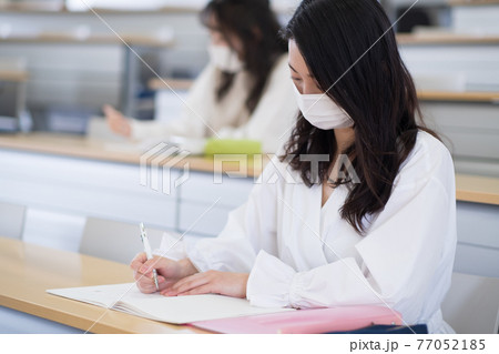 講義中の大学生 講義中の大学生 77052185