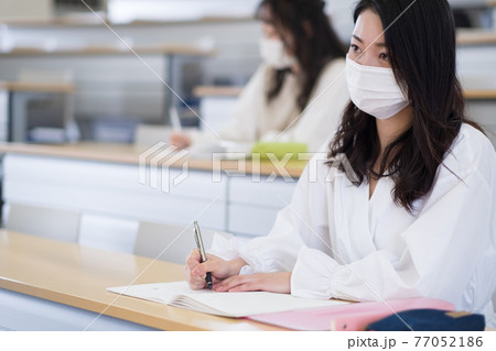 講義中の大学生 講義中の大学生 77052186