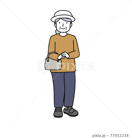 お出かけする格好のシニア女性 77052238