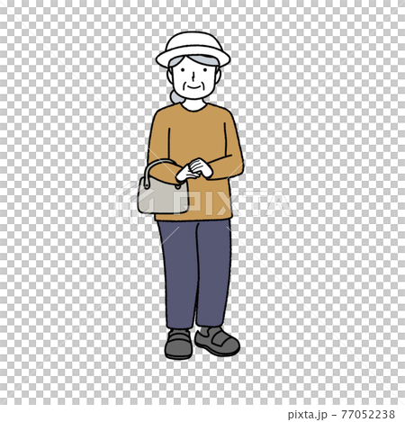 お出かけする格好のシニア女性 77052238