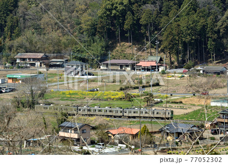 鉄道　私鉄：秩父鉄道　山間を行く7000系 77052302