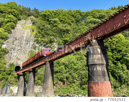 岩戸の景観　百枝鉄橋と赤い列車 77052521