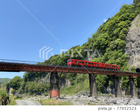 岩戸の景観 百枝鉄橋と赤い列車 岩戸の景観 百枝鉄橋と赤い列車 77052523