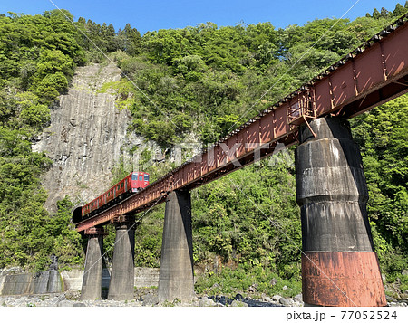 岩戸の景観　百枝鉄橋と赤い列車 77052524
