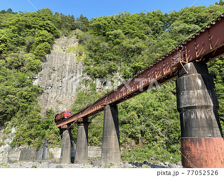 岩戸の景観　百枝鉄橋と赤い列車 77052526