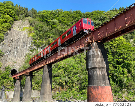 岩戸の景観 百枝鉄橋と赤い列車 岩戸の景観 百枝鉄橋と赤い列車 77052528