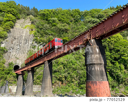 岩戸の景観　百枝鉄橋と赤い列車 77052529