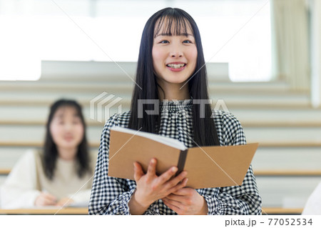 発表する学生 発表する学生 77052534