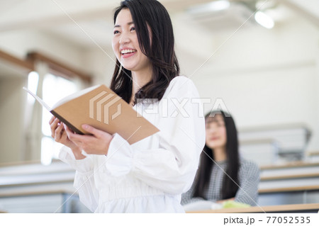 発表する学生 77052535