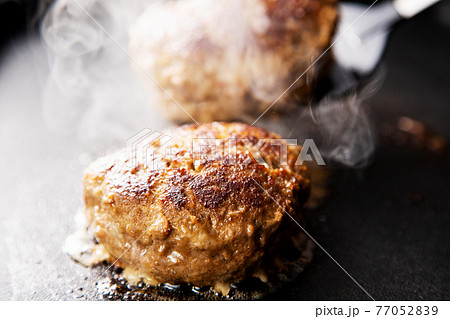 ハンバーグ　デミグラスハンバーグ　ハンバーグステーキ　肉汁 77052839