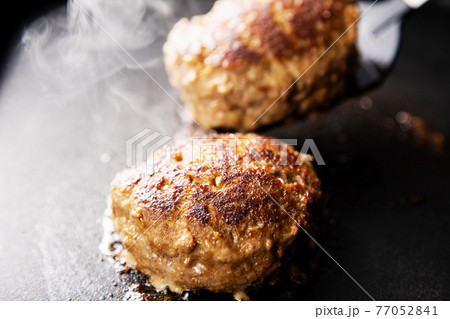 ハンバーグ デミグラスハンバーグ ハンバーグステーキ 肉汁 ハンバーグ デミグラスハンバーグ ハンバーグステーキ 肉汁 77052841