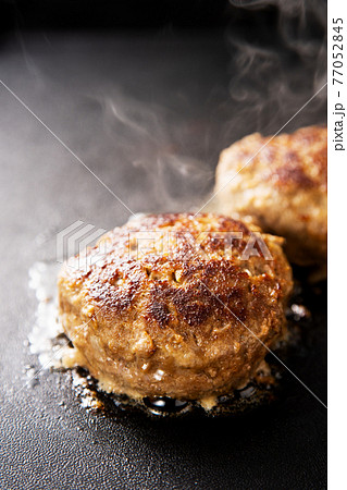 ハンバーグ　デミグラスハンバーグ　ハンバーグステーキ　肉汁 77052845