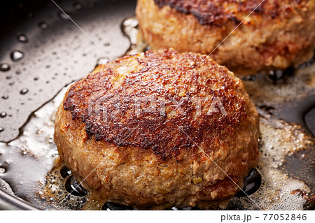 ハンバーグ　デミグラスハンバーグ　ハンバーグステーキ　肉汁 77052846