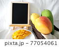カットマンゴーと黒板 77054061