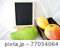 数種類のマンゴーと黒板 77054064