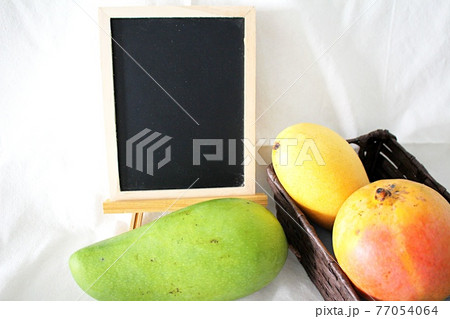 数種類のマンゴーと黒板 数種類のマンゴーと黒板 77054064