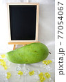 グリーンマンゴーと飾りと黒板 77054067