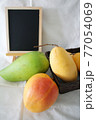 数種類のマンゴーと黒板 77054069
