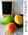 数種類のマンゴーと黒板 77054070