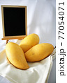 イエローマンゴーと黒板 77054071