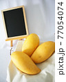 イエローマンゴーと黒板 77054074