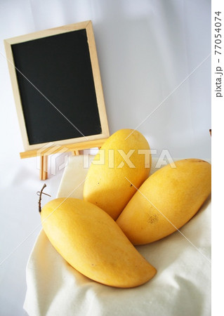 イエローマンゴーと黒板 イエローマンゴーと黒板 77054074