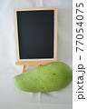 グリーンマンゴーと飾りと黒板 77054075