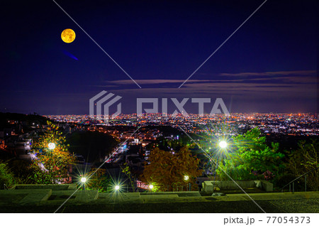 宝塚市の山手台北公園展望台からの眺めと満月、大阪府の夜景、11月23日、日本 77054373