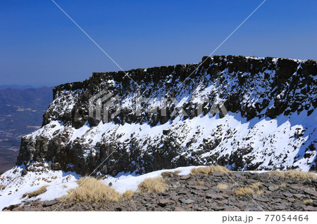 硫黄岳山頂の火口壁　残雪の八ヶ岳連峰　北杜市、山梨県、日本 77054464