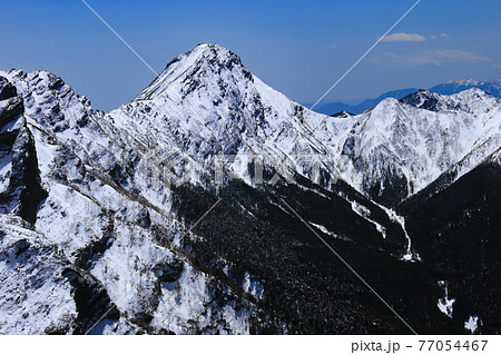 硫黄岳山頂から 残雪の八ヶ岳連峰(赤岳) 北杜市、山梨県、日本 硫黄岳山頂から 残雪の八ヶ岳連峰(赤岳) 北杜市、山梨県、日本 77054467