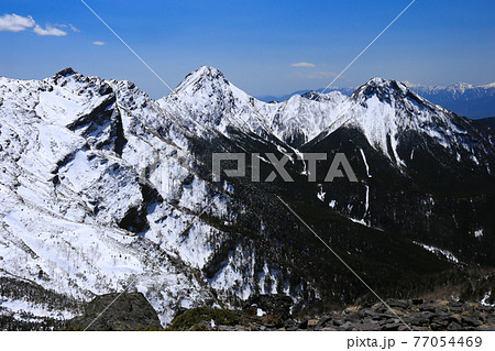 硫黄岳山頂から 残雪の八ヶ岳連峰(横岳、赤岳、阿弥陀岳) 北杜市、山梨県、日本 硫黄岳山頂から 残雪の八ヶ岳連峰(横岳、赤岳、阿弥陀岳) 北杜市、山梨県、日本 77054469