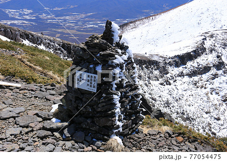 硫黄岳山頂の風景 残雪の八ヶ岳連峰 北杜市、山梨県、日本 硫黄岳山頂の風景 残雪の八ヶ岳連峰 北杜市、山梨県、日本 77054475