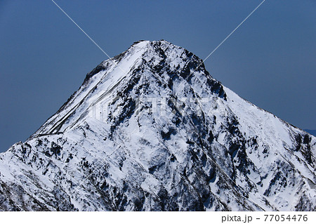 硫黄岳山頂から 残雪の八ヶ岳連峰(赤岳) 北杜市、山梨県、日本 硫黄岳山頂から 残雪の八ヶ岳連峰(赤岳) 北杜市、山梨県、日本 77054476