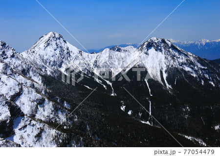 硫黄岳山頂から 残雪の八ヶ岳連峰(赤岳、阿弥陀岳) 北杜市、山梨県、日本 硫黄岳山頂から 残雪の八ヶ岳連峰(赤岳、阿弥陀岳) 北杜市、山梨県、日本 77054479