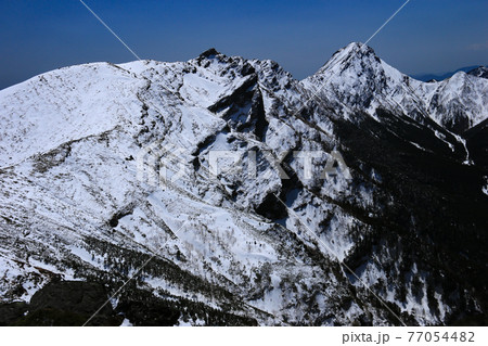 硫黄岳山頂から 残雪の八ヶ岳連峰(横岳、赤岳) 北杜市、山梨県、日本 硫黄岳山頂から 残雪の八ヶ岳連峰(横岳、赤岳) 北杜市、山梨県、日本 77054482