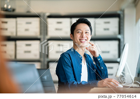 オフィスで仕事をしている男性 オフィスで仕事をしている男性 77054614