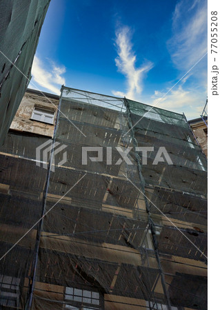 Multi storey residential building in scaffolding, overhaul Multi storey residential building in scaffolding, overhaul 77055208