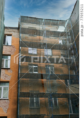 Multi storey residential building in scaffolding, overhaul Multi storey residential building in scaffolding, overhaul 77055211