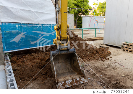 ブロック塀の撤去工事現場 77055244