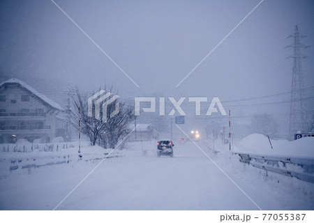 長野県白馬村の雪景色 77055387