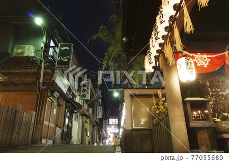 コロナ禍で閑散とした大阪千日前　法善寺横丁　猫　夜【2021年4月】 77055680