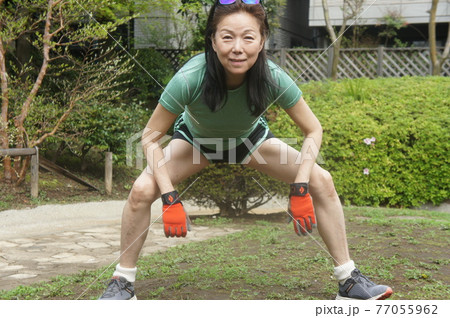 ストレッチする健康的な長身女性 ストレッチする健康的な長身女性 77055962