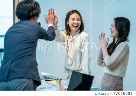 ビジネス 女性 オフィス ハイタッチ ビジネス 女性 オフィス ハイタッチ 77056683