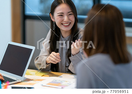 ビジネス　打合せ　商談　相談　ミーティング 77056951