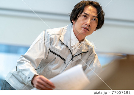 施工図を確認する工事監理者 77057192