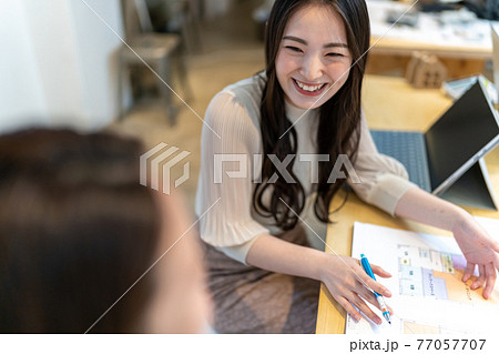 住宅の間取り図面を見ながら打ち合わせをする女性二人 77057707