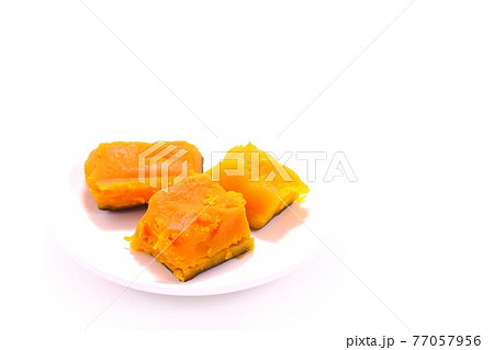 カボチャの煮物　小皿　一品　明るい背景 77057956
