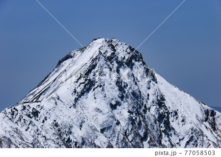 硫黄岳山頂から　残雪の八ヶ岳連峰（赤岳）　北杜市、山梨県、日本 77058503